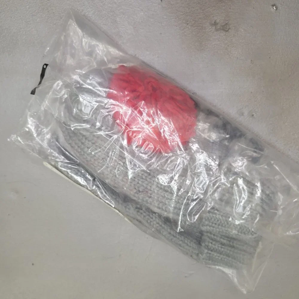 [BNIB]🔴asos🔴Oversized RED Pom Pom Mitten 🧤❤️